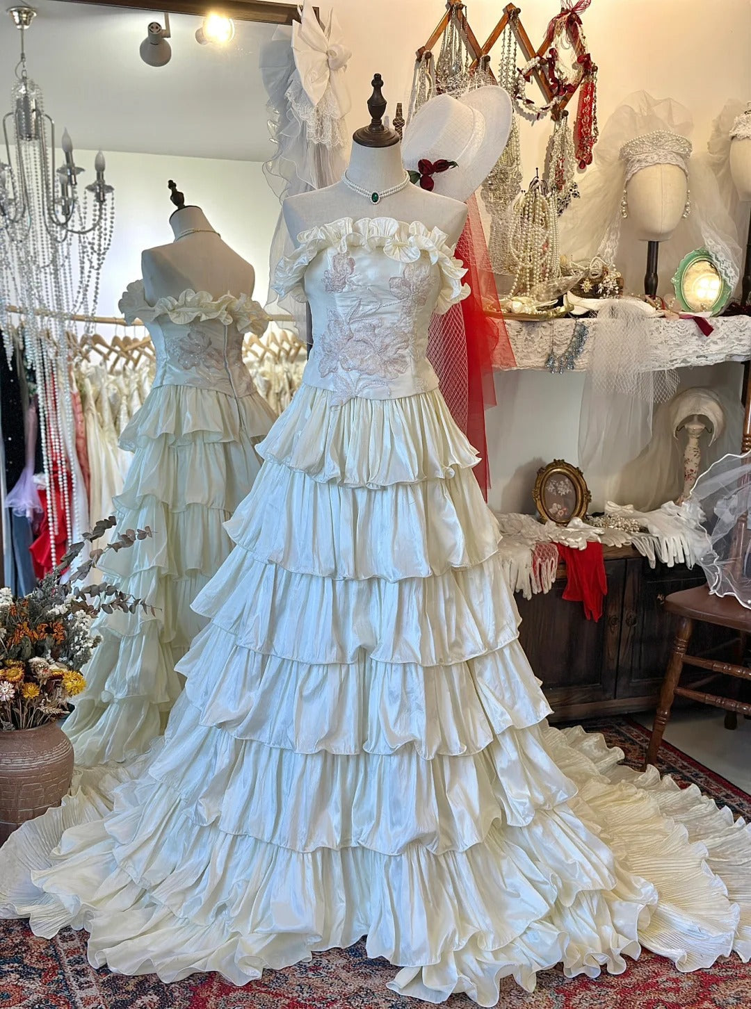 Light beige tube top cake layered trailing wedding dress P2957