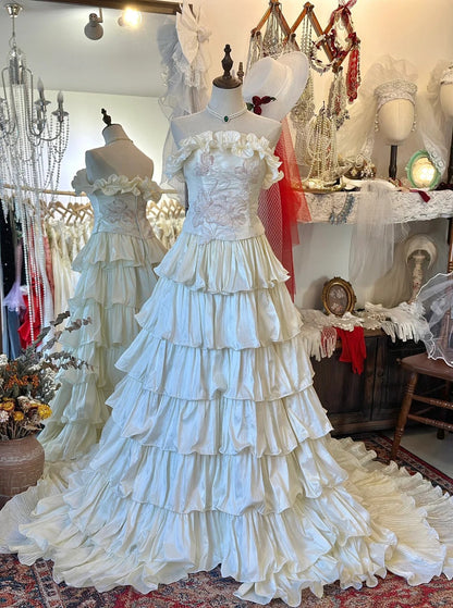 Light beige tube top cake layered trailing wedding dress P2957