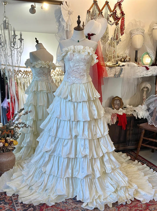 Light beige tube top cake layered trailing wedding dress P2957