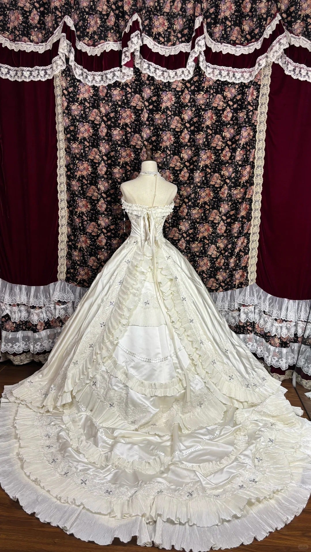 Retro cute strapless satin back strappy train wedding dress P2975