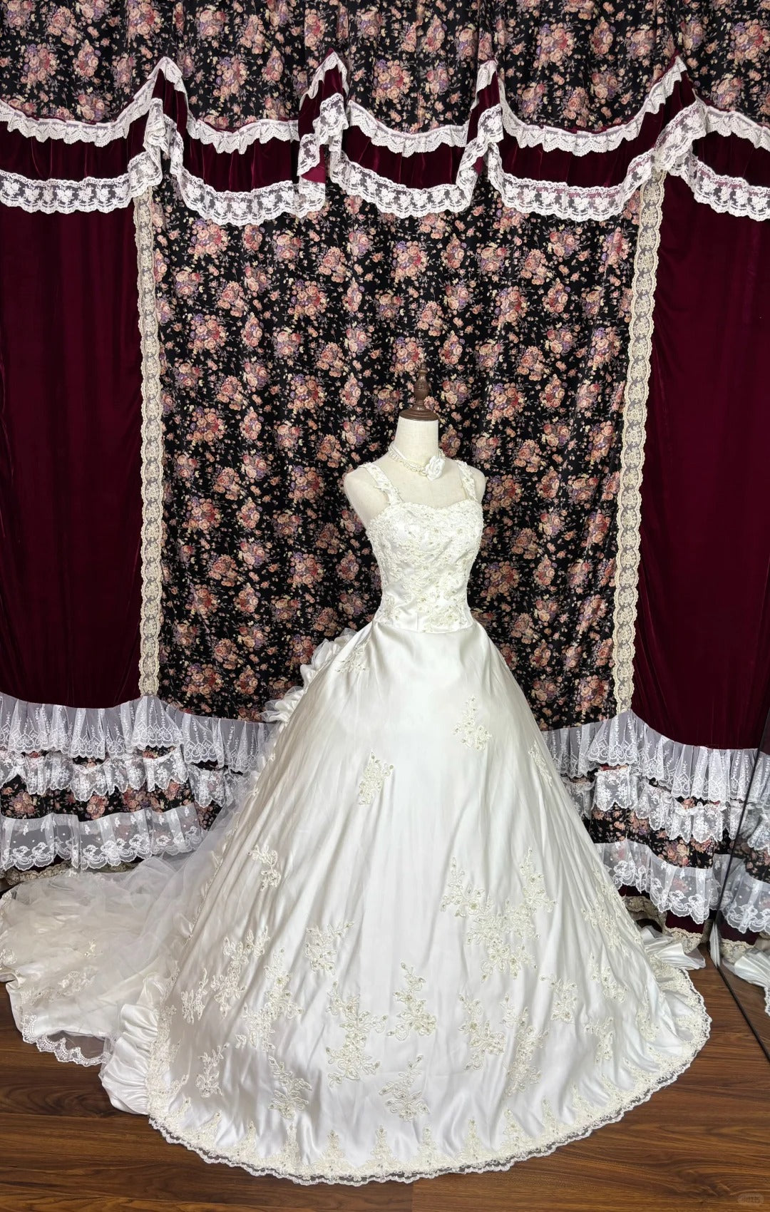 Vintage White Thick Satin Tulle Strap Three-Dimensional Flower Trailing Wedding Dress P2981