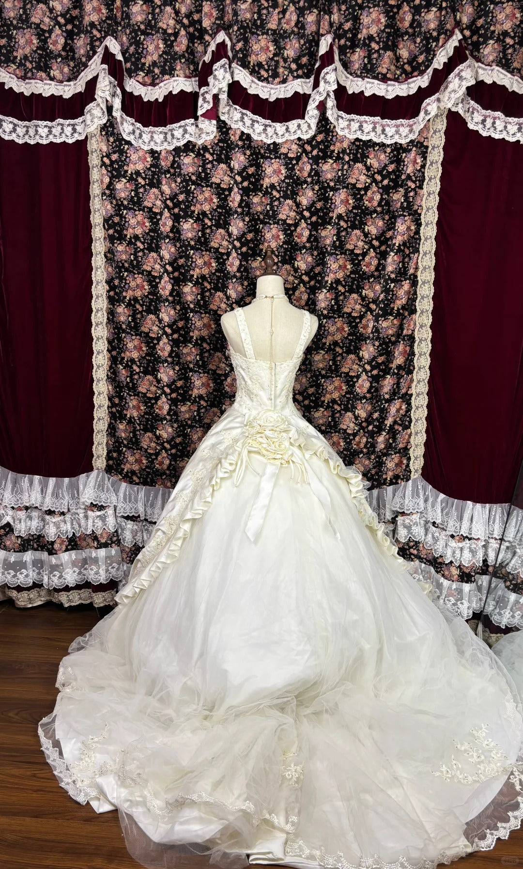 Vintage White Thick Satin Tulle Strap Three-Dimensional Flower Trailing Wedding Dress P2981