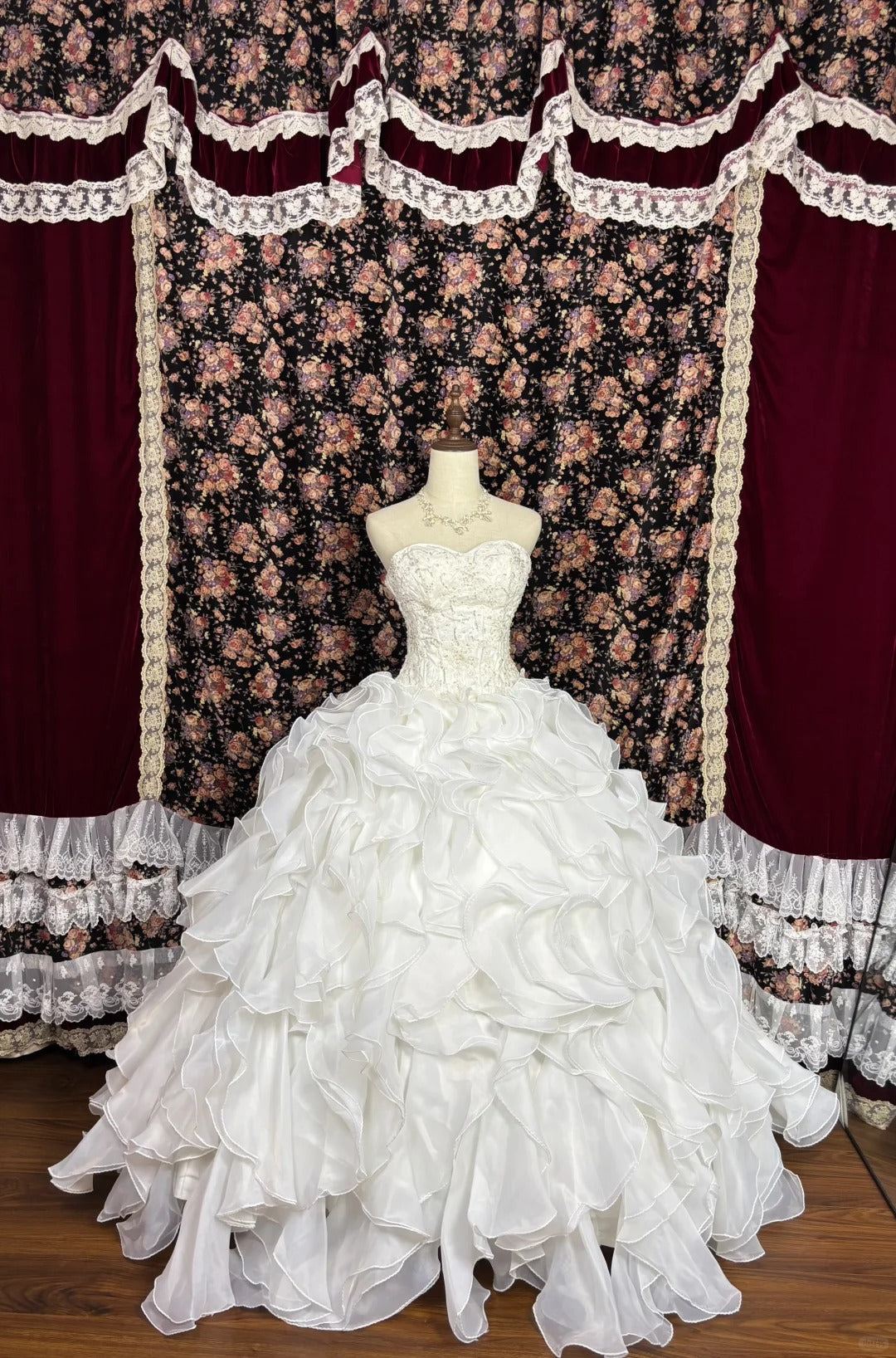 Elegant sweetheart neckline large curled edge beaded A-line floor-length wedding dress P2985