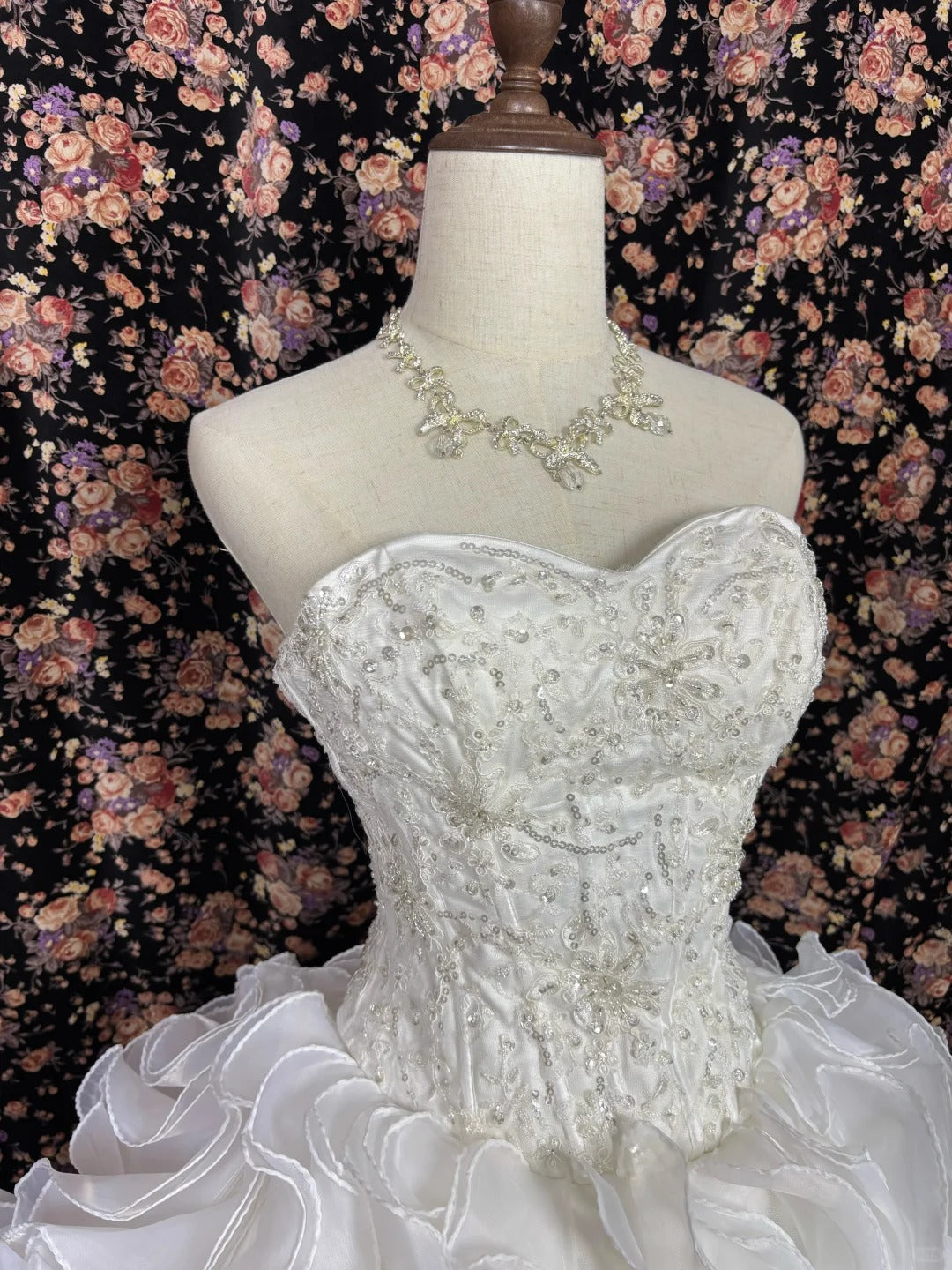 Elegant sweetheart neckline large curled edge beaded A-line floor-length wedding dress P2985