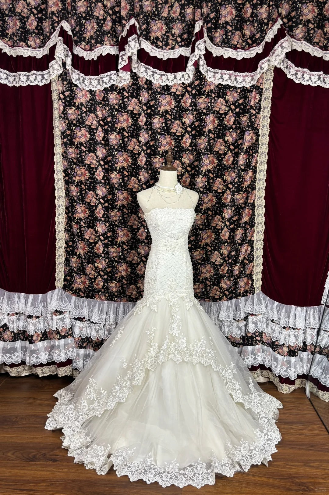 Retro Elegant Strapless White Heavy Beaded Lace Mermaid Wedding Dress P2990