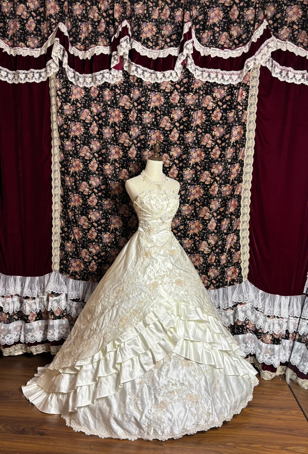 Retro Elegant Strapless Satin Embroidery Wedding Dress with Train P3004