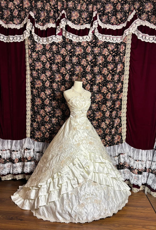 Retro Elegant Strapless Satin Embroidery Wedding Dress with Train P3004