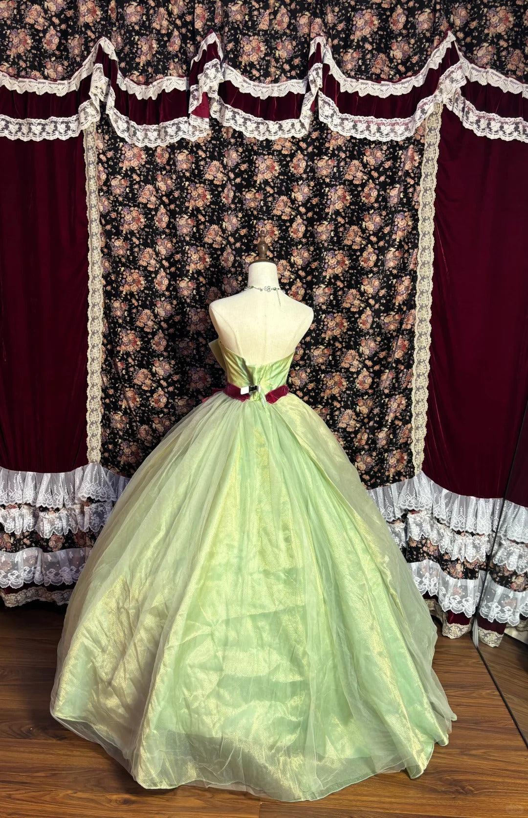 Unique Green Vase Collar Embroidered Flower A-Line Floor-Length Wedding Dress P3007