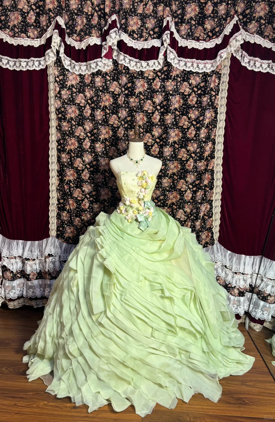 Gorgeous and fresh green three-dimensional flower layered skirt fluffy wedding dress P3014