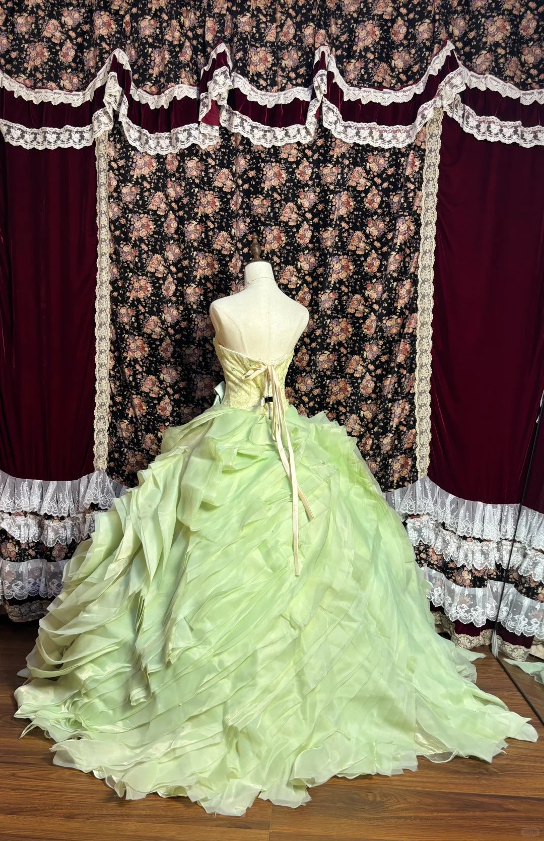 Gorgeous and fresh green three-dimensional flower layered skirt fluffy wedding dress P3014