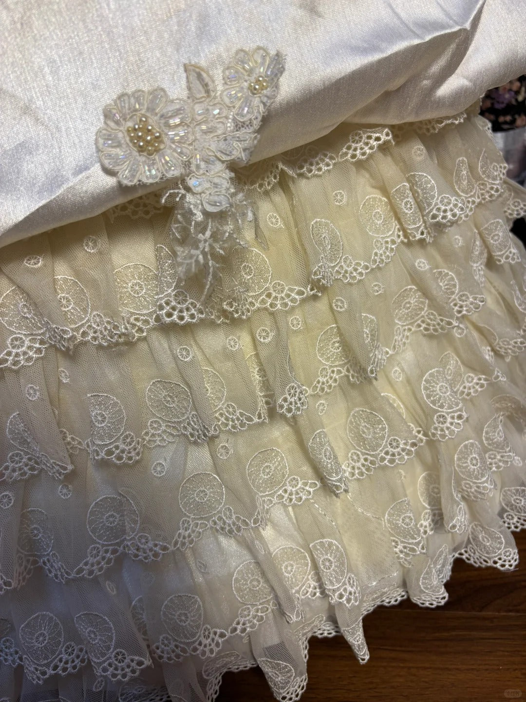 Retro Princess Halter Neck Beaded 3D Flower Satin Lace Edge Cake Skirt Wedding Dress P3021