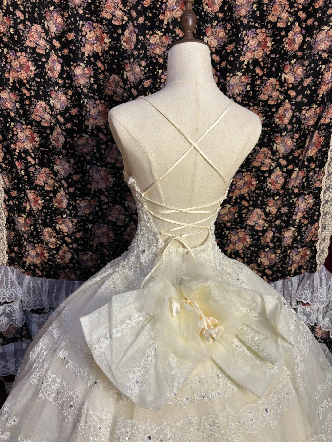 Princess Heavy V-neck Layered Lace Ivory White Back Tie Floor-length Wedding Dress P3026