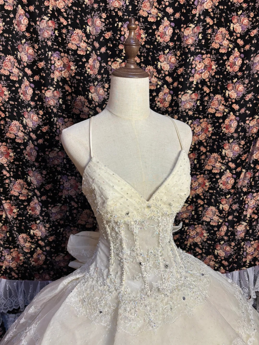 Princess Heavy V-neck Layered Lace Ivory White Back Tie Floor-length Wedding Dress P3026