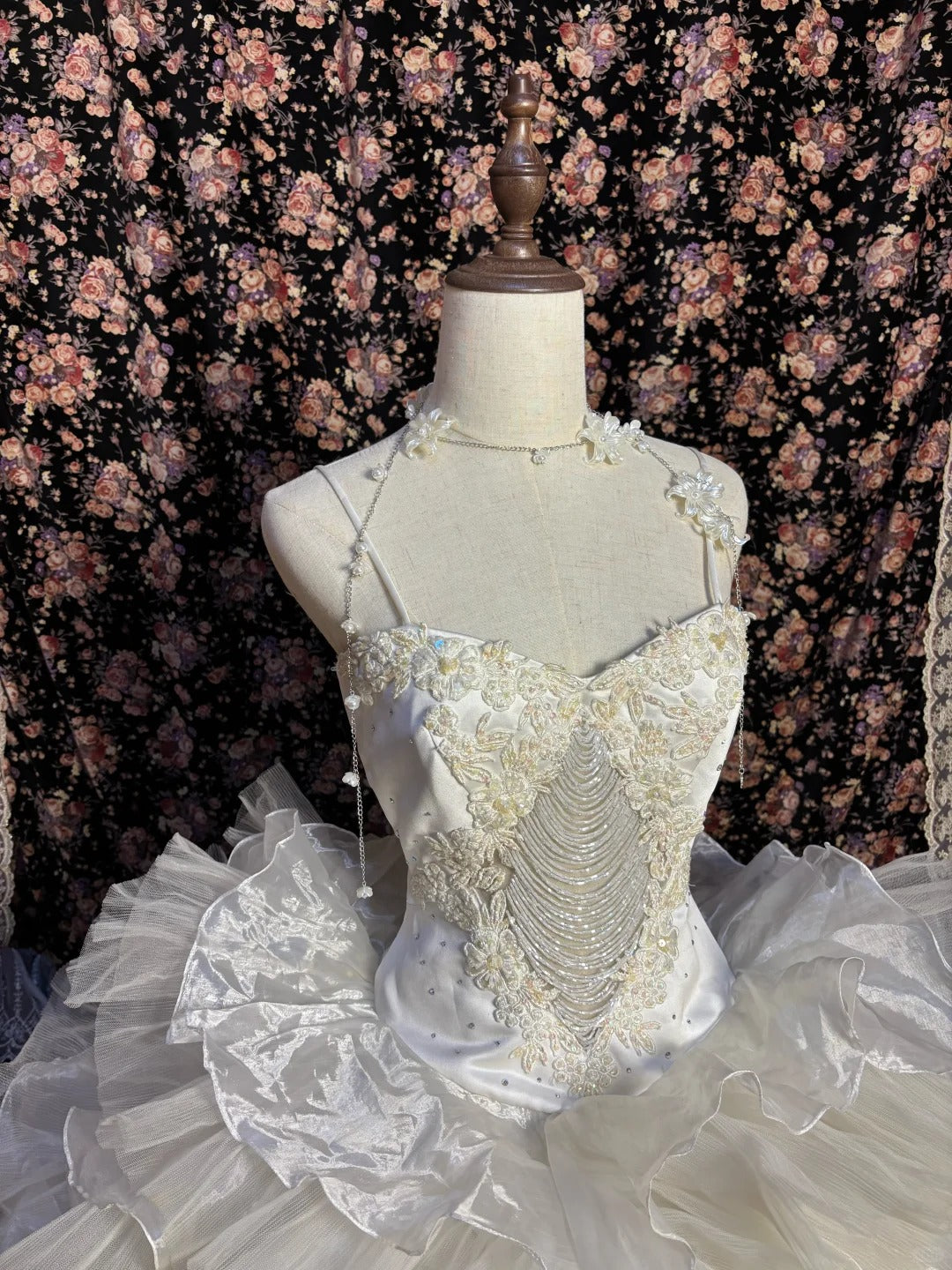 Princess Ballet Strap Flower Embroidery Oversized Cake Skirt Wedding Dress P3030