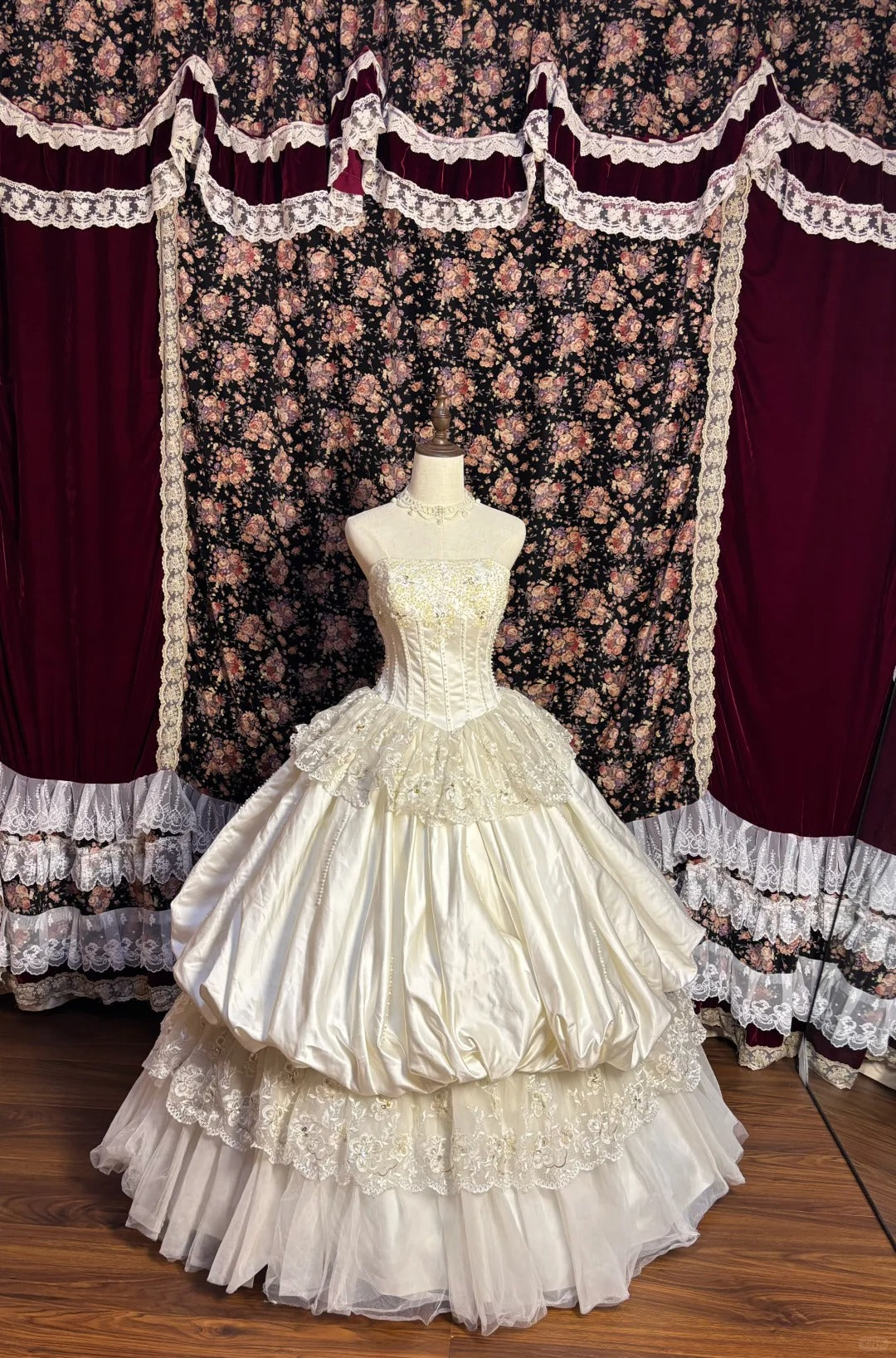 Retro Elegant Strapless Sequin Beaded Satin Flower Bud Lace Edge Wedding Dress P3032