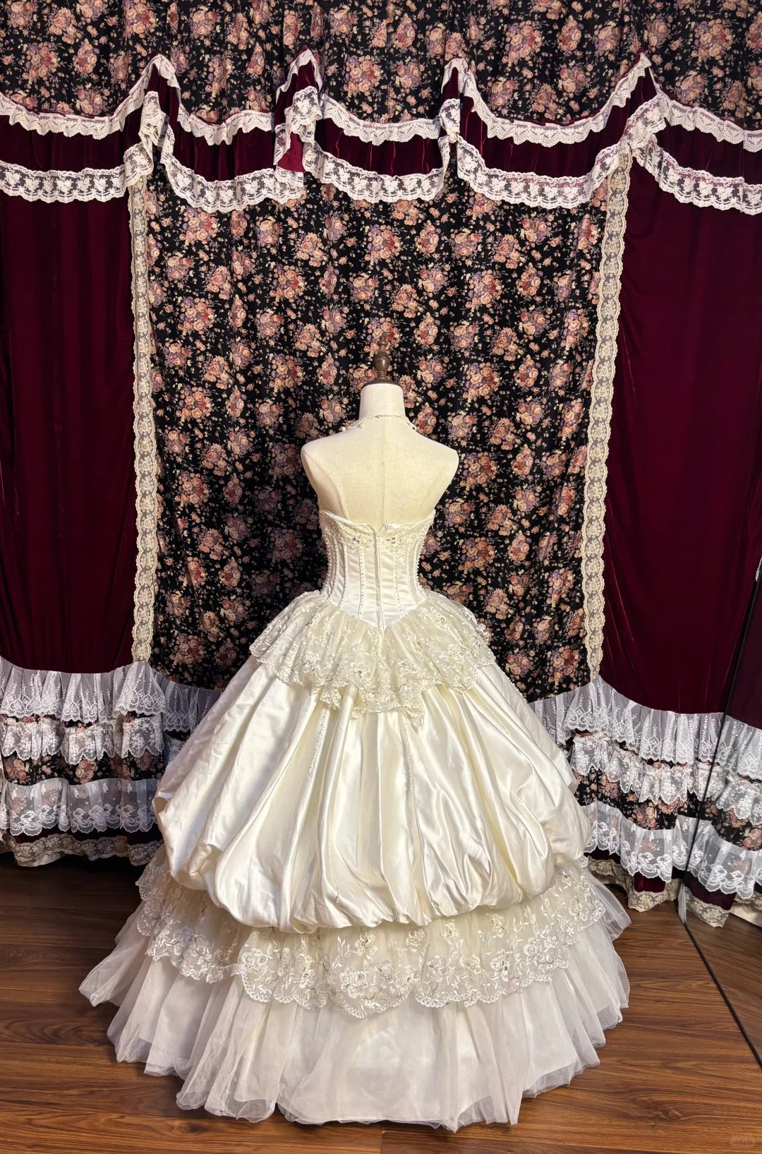 Retro Elegant Strapless Sequin Beaded Satin Flower Bud Lace Edge Wedding Dress P3032