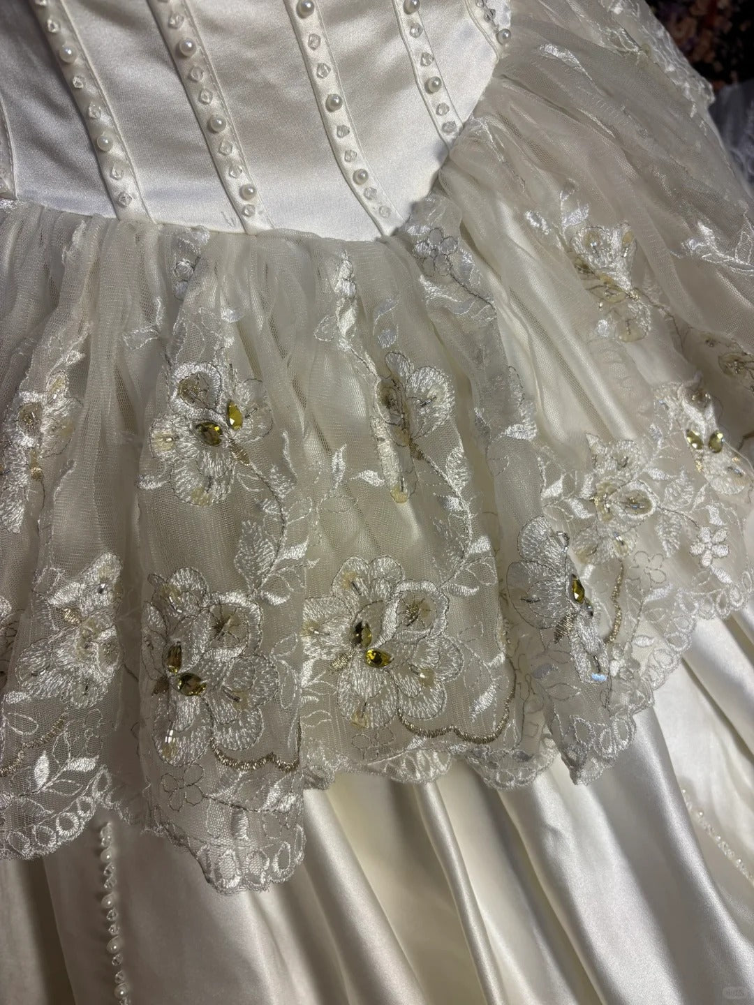 Retro Elegant Strapless Sequin Beaded Satin Flower Bud Lace Edge Wedding Dress P3032