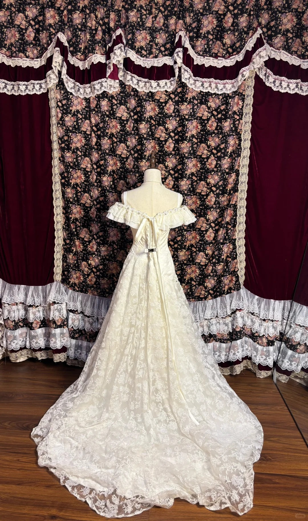 White Elegant One Shoulder Lace Embroidery Three-Dimensional Flower Bias Cut Small Train Wedding Dress P3033