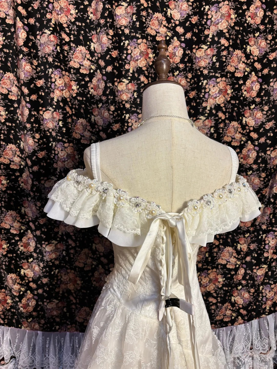 White Elegant One Shoulder Lace Embroidery Three-Dimensional Flower Bias Cut Small Train Wedding Dress P3033