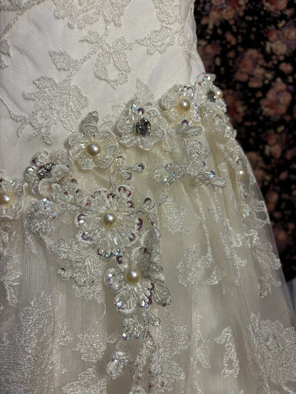 White Elegant One Shoulder Lace Embroidery Three-Dimensional Flower Bias Cut Small Train Wedding Dress P3033