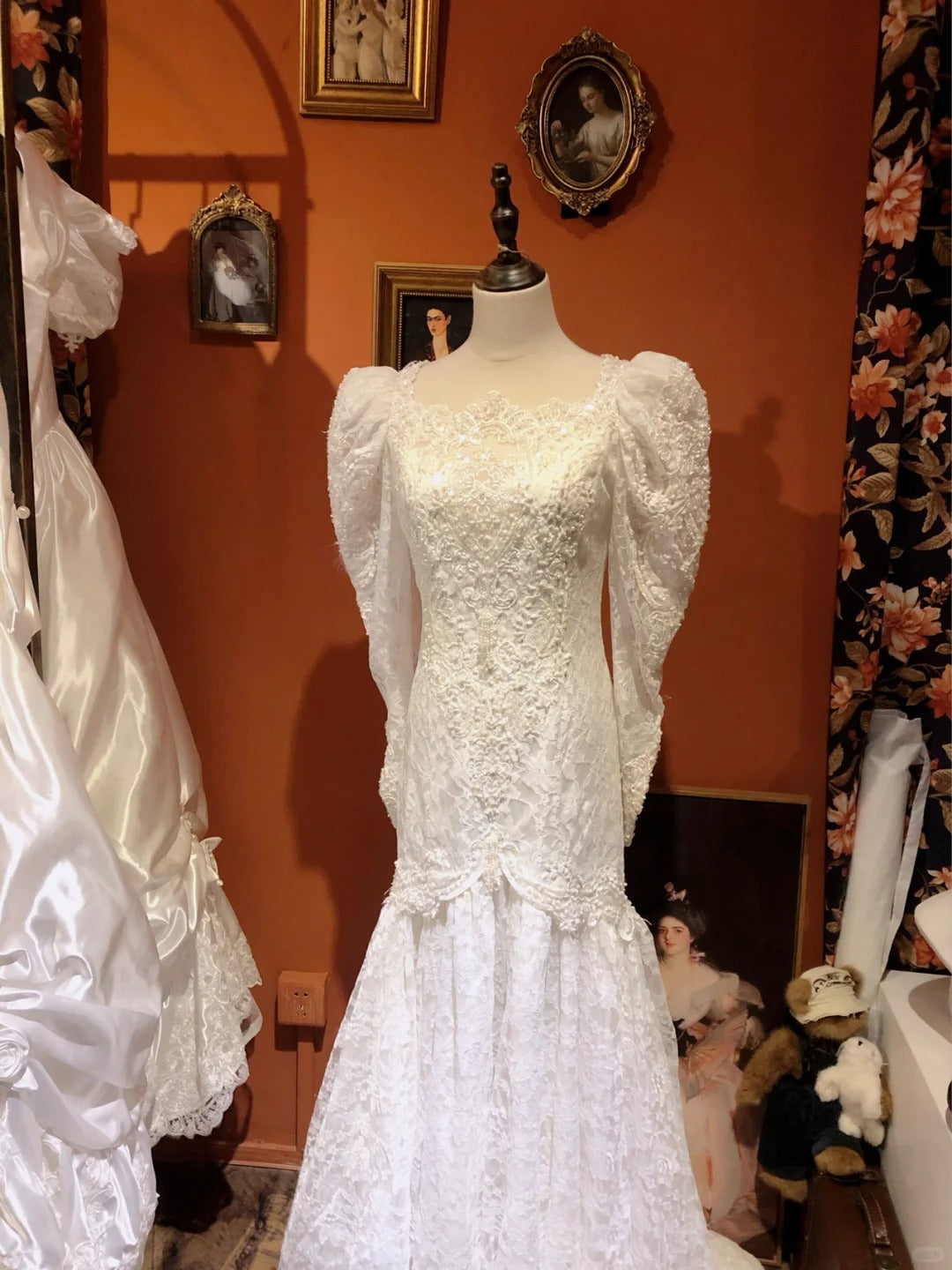Vintage White Lace Beaded Long Sleeves Small Fishtail Wedding Dress P3056