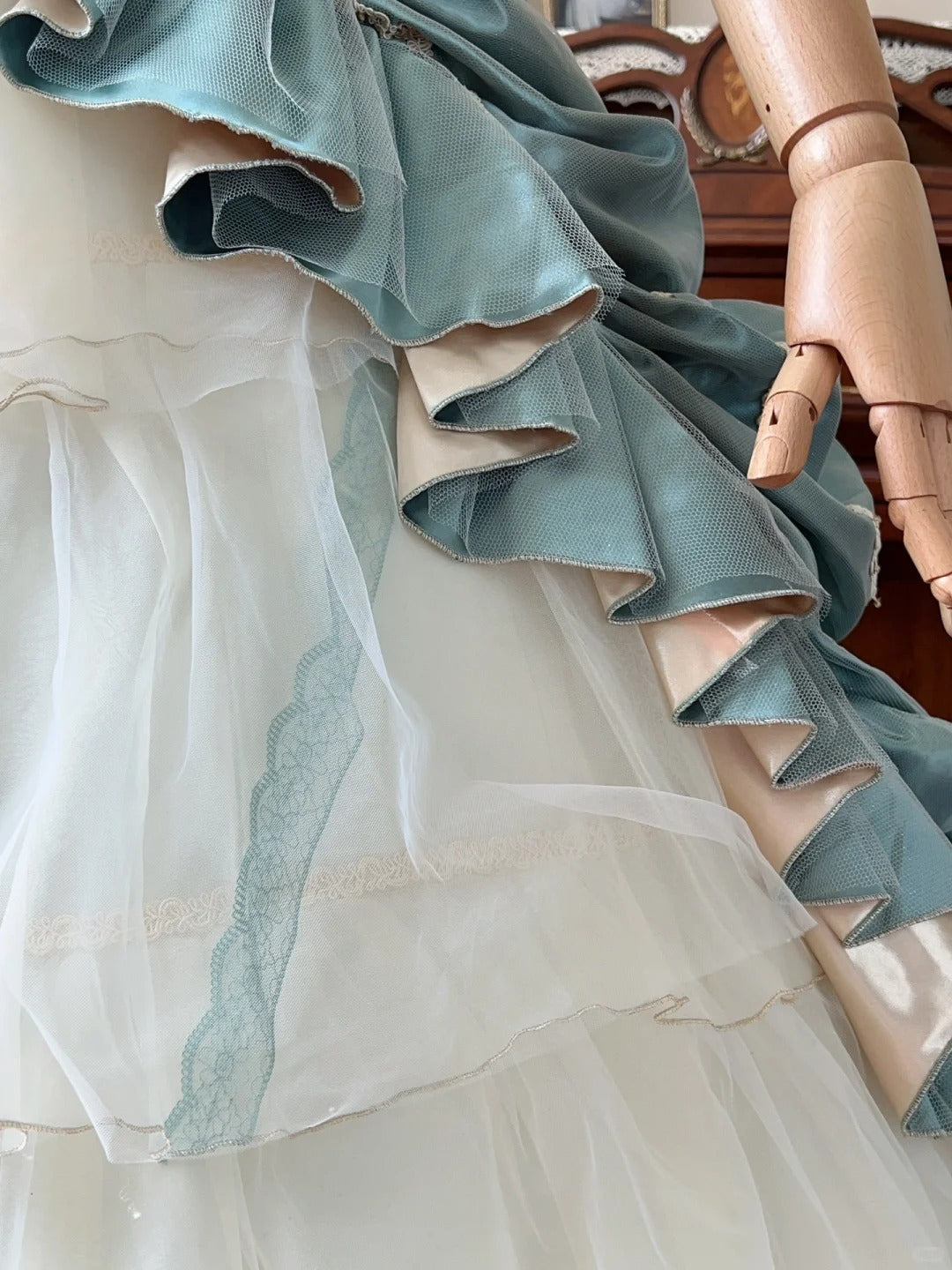 Elegant blue sweetheart neckline white cake skirt tulle floor-length wedding dress P3065