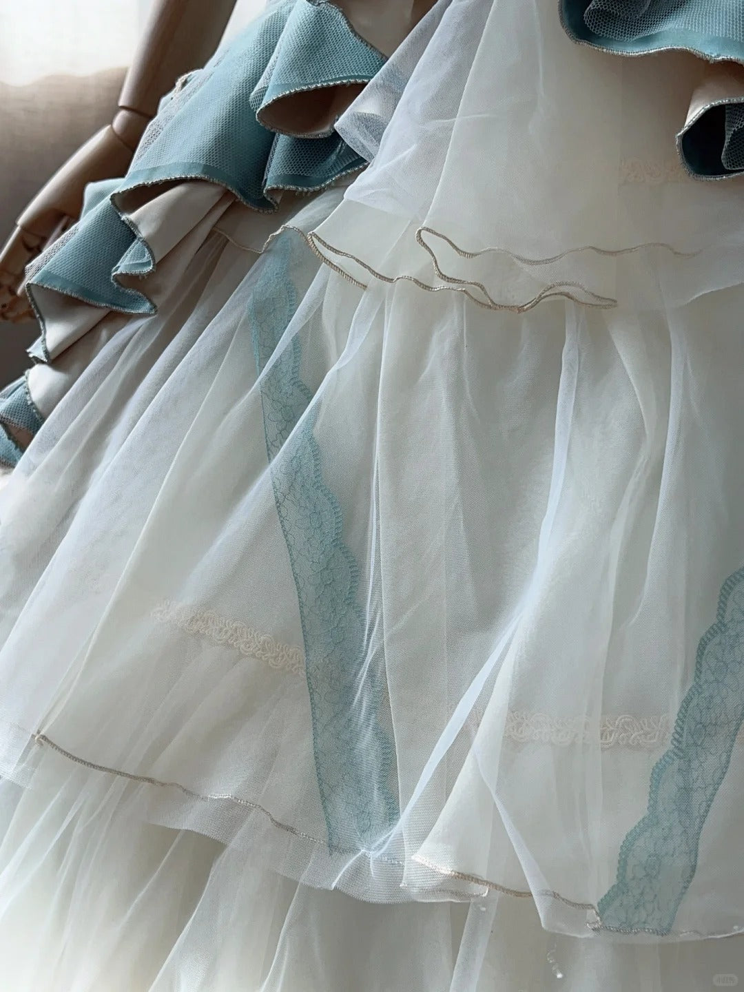 Elegant blue sweetheart neckline white cake skirt tulle floor-length wedding dress P3065