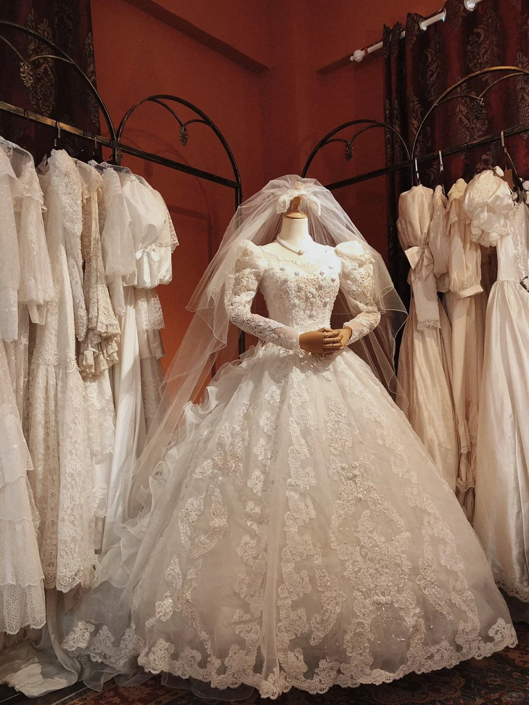 Vintage leg of mutton sleeve rose flower hand-embroidered lace heavy beaded floor-length wedding dress P3078