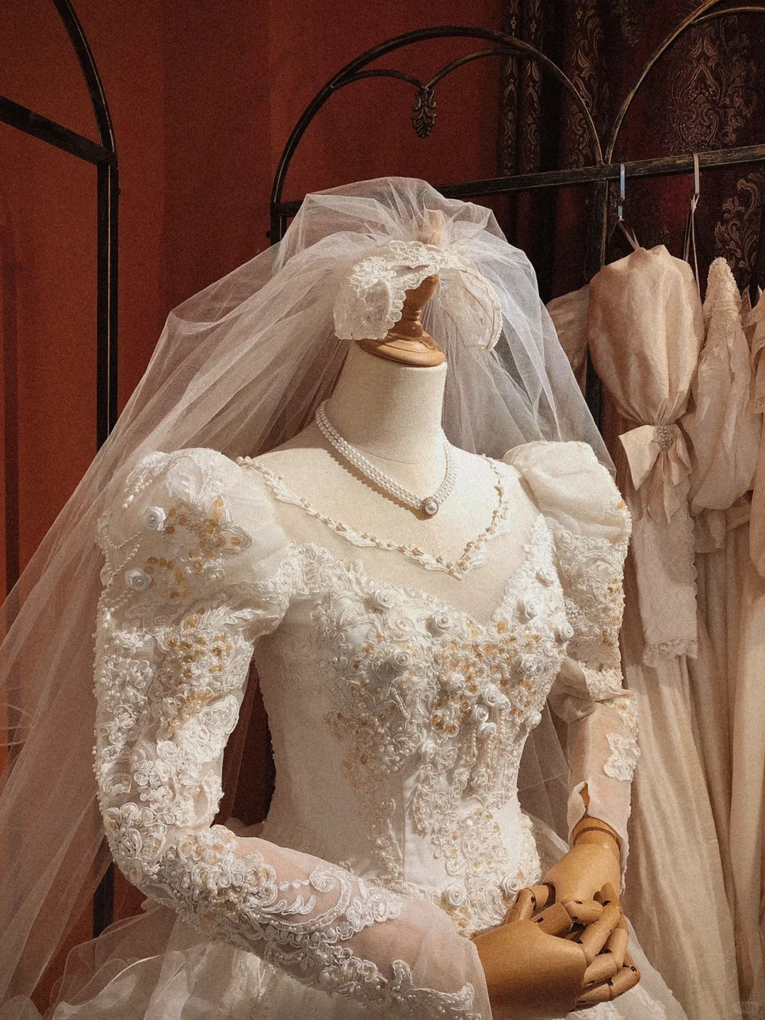 Vintage leg of mutton sleeve rose flower hand-embroidered lace heavy beaded floor-length wedding dress P3078