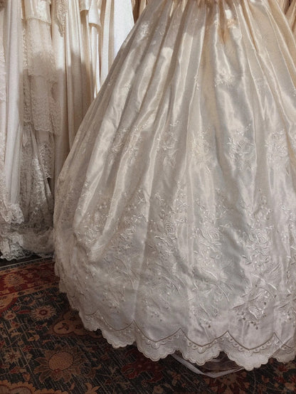 Elegant Embroidered V-Neck Satin Lace Trim Puff Sleeve Princess Wedding Dress P3079