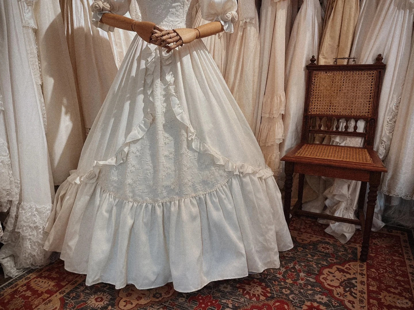 Retro Round Neck Furry 3D Flower Puff Sleeve A-Line Princess Wedding Dress P3081