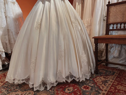 Simple One Shoulder Butterfly Sleeve Satin Lace Hem Wedding Dress P3082