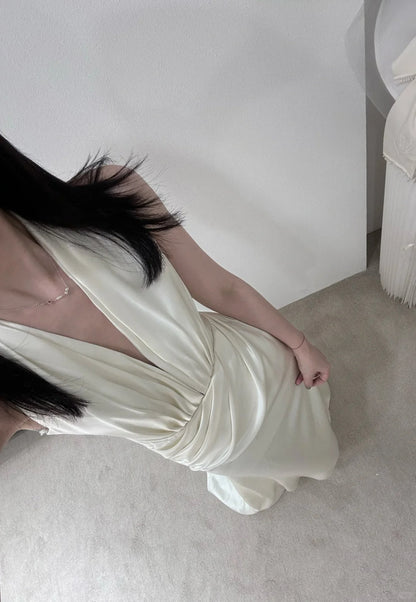 Simple White Satin Halter V-Neck Mermaid Wedding Dress P3084