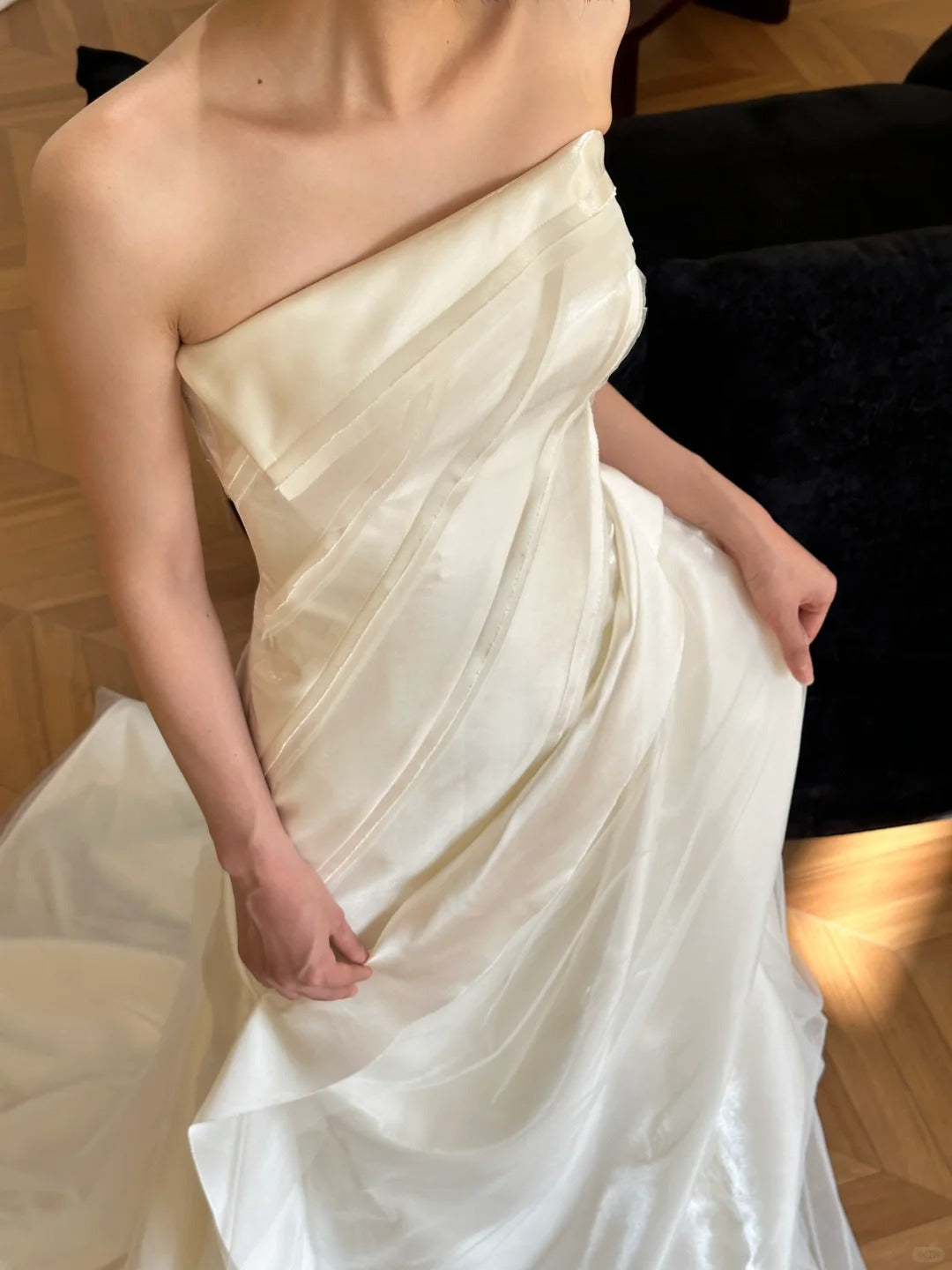 Shiny satin strapless wedding dress with elegant train P3102