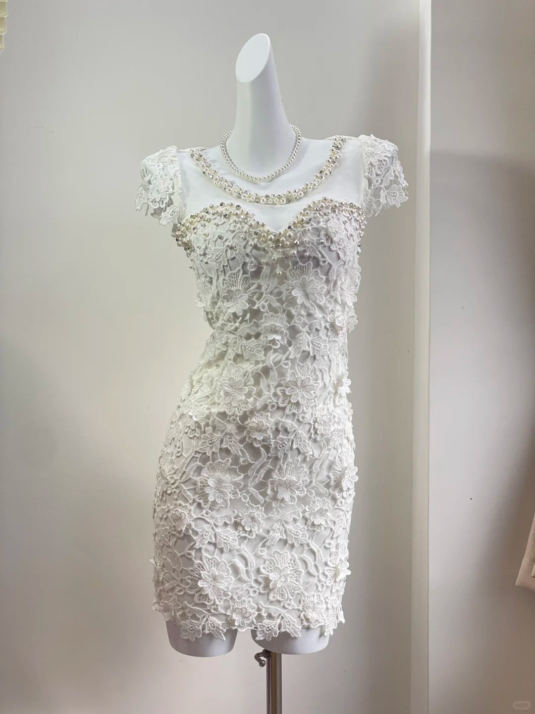 Elegant White Pearl Round Neck Lace Tight Hip 19th Birthday Homecoming Dress P3535