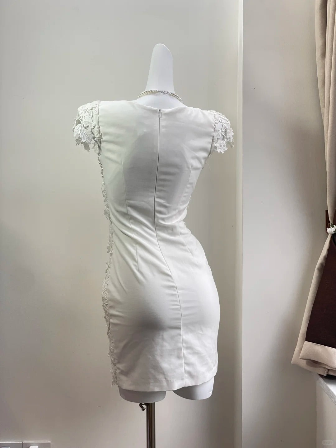 Elegant White Pearl Round Neck Lace Tight Hip 19th Birthday Homecoming Dress P3535