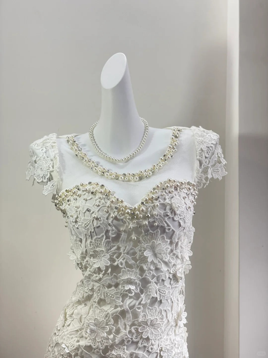 Elegant White Pearl Round Neck Lace Tight Hip 19th Birthday Homecoming Dress P3535