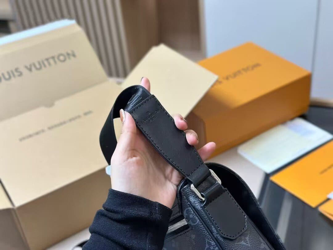 Louis Vuitton DISTRICT Small Messenger Bag M46255