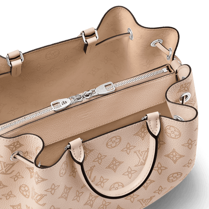 Louis Vuitton Bella Tote M22615