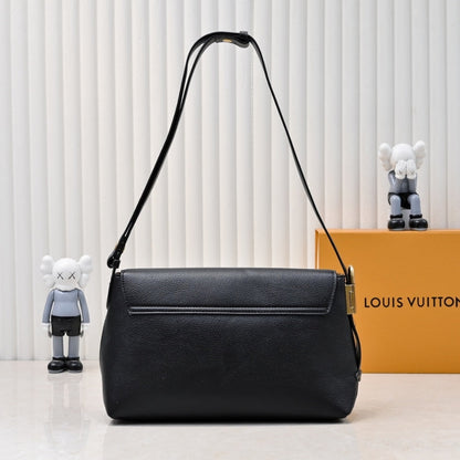 LOUIS VUITTON LOW KEY MESSENGER BLACK 30CM M13148