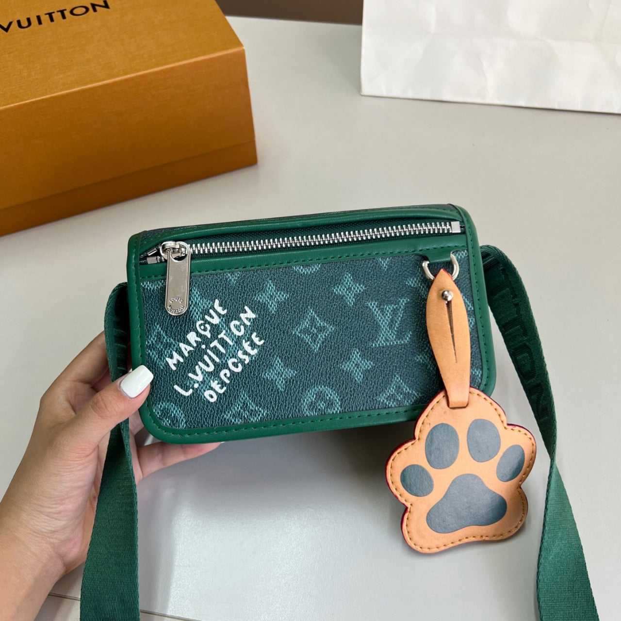 LOUIS VUITTON BOSPHORE WEARABLE WALLET GREEN 18CM M12637