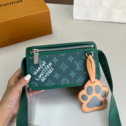 LOUIS VUITTON BOSPHORE WEARABLE WALLET GREEN 18CM M12637