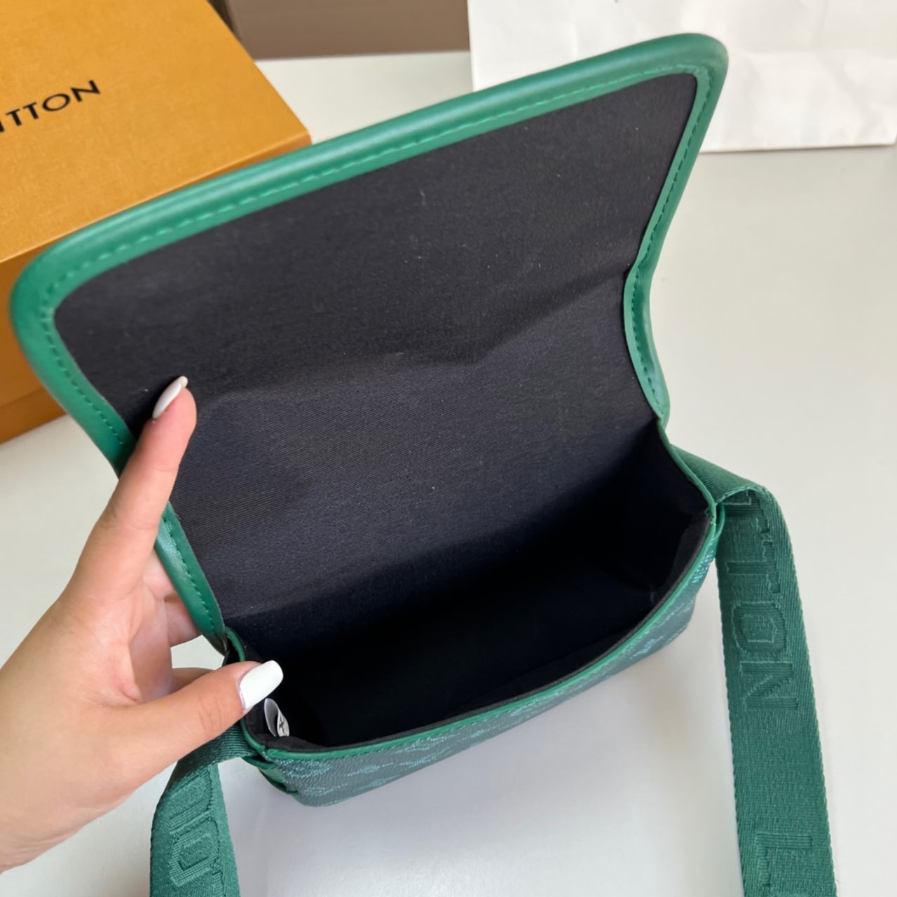 LOUIS VUITTON BOSPHORE WEARABLE WALLET GREEN 18CM M12637