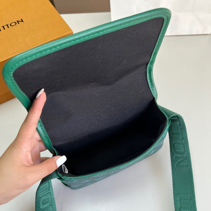 LOUIS VUITTON BOSPHORE WEARABLE WALLET GREEN 18CM M12637