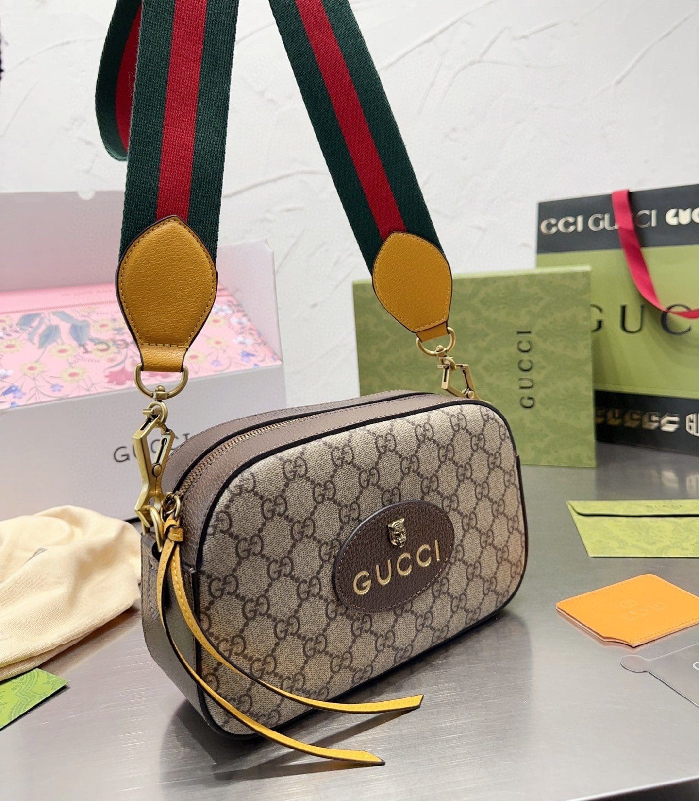 GUCCI NEO VINTAGE GG SUPREME MESSENGER BAG