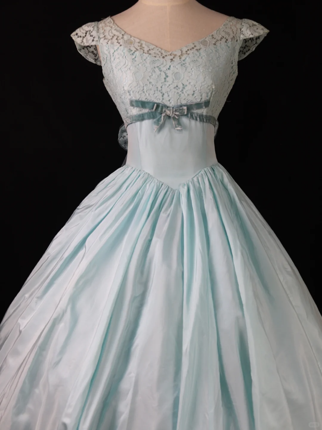 Vintage Ball Gown V Neck Lace Satin Prom Dress 16th Birthday Dress SH3861