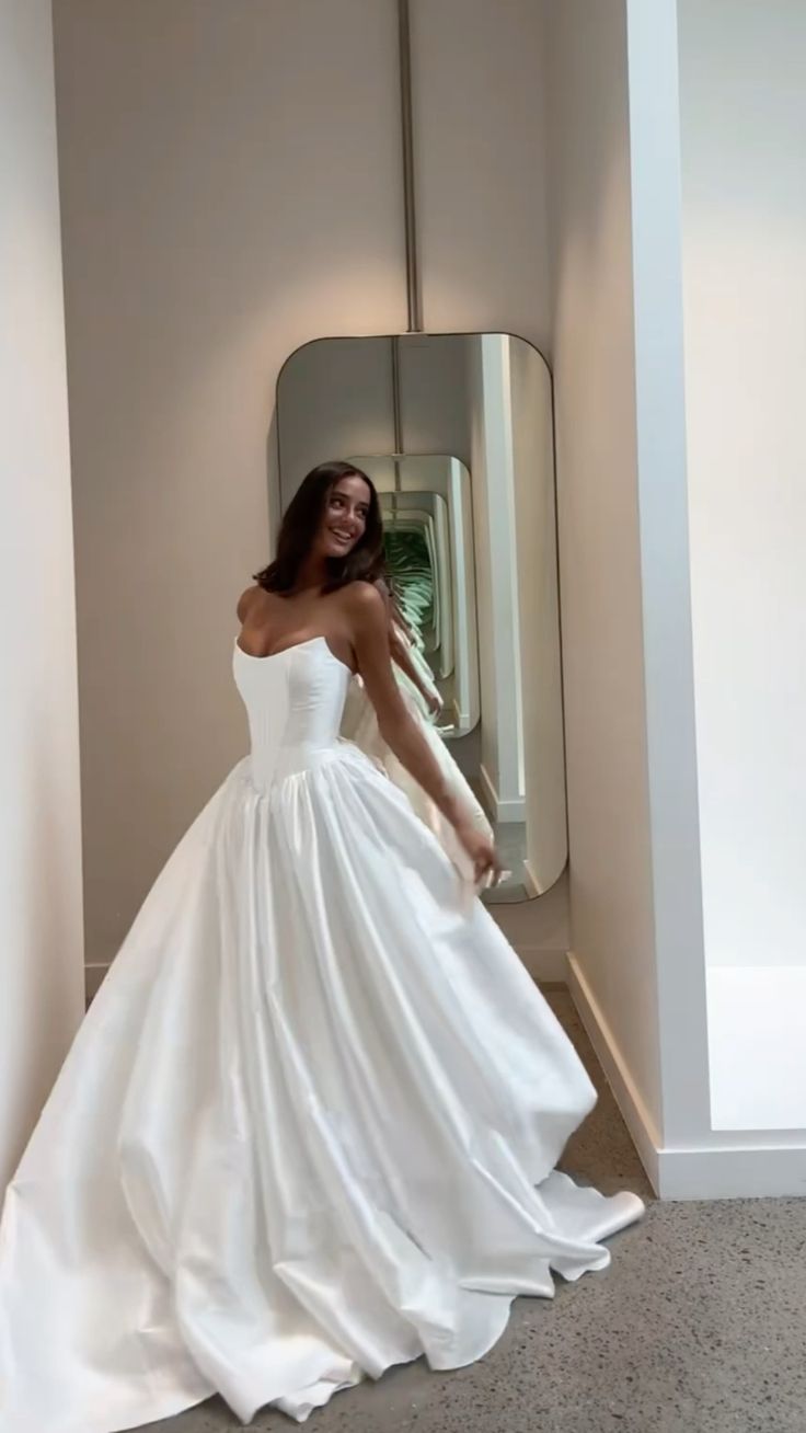 Simple Wedding Dress Ball Gown Strapless Sleeveless Satin White Wedding Dresses Bridal Gowns W0149