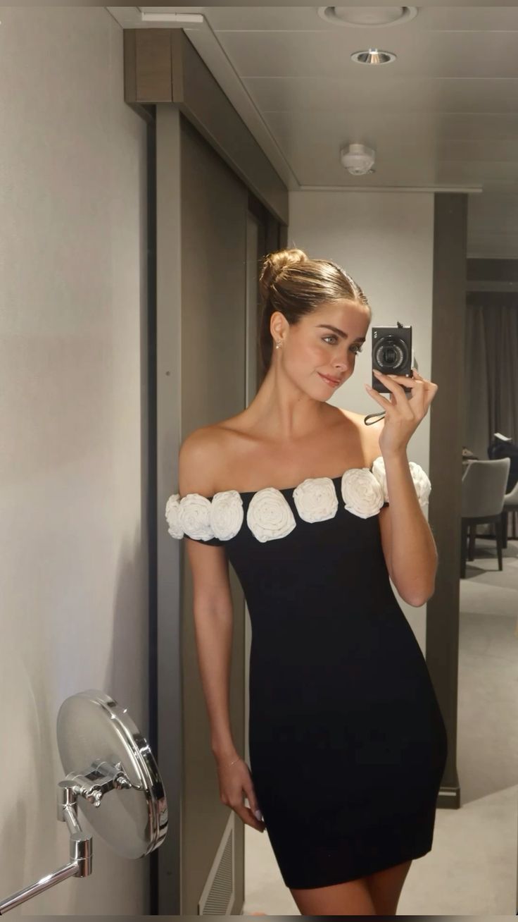 Elegant Sheath Off The Shoulder Little Black Dress Summer Birthday Dresses For Teens Hoco Dress Mini 18th Birthday Outfit Cocktail Dresses W0539