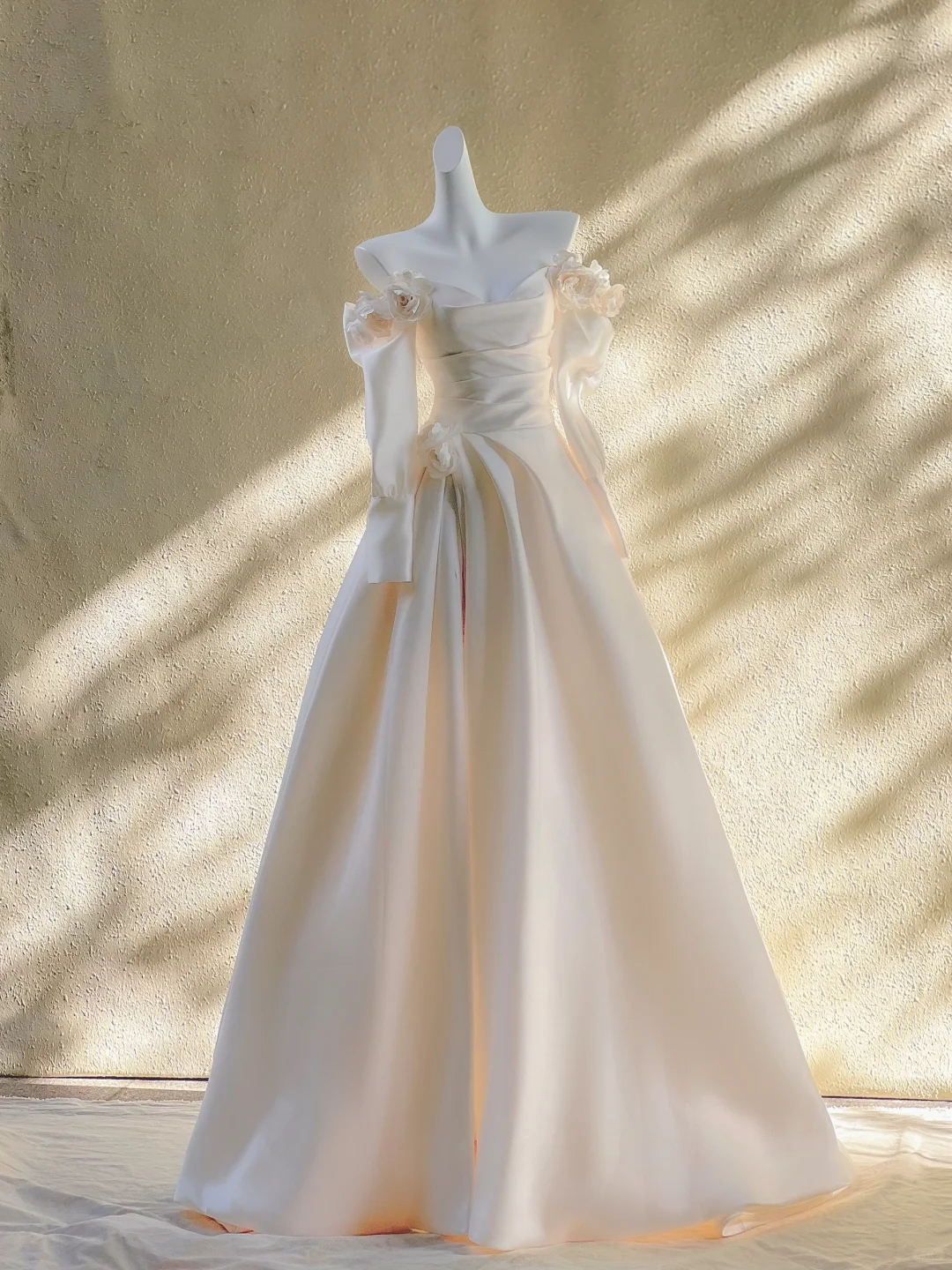 Pretty Wedding Dress Ball Gown Sweetheart Ivory Satin Long Sleeves Wedding Dresses Bridal Gowns WD005