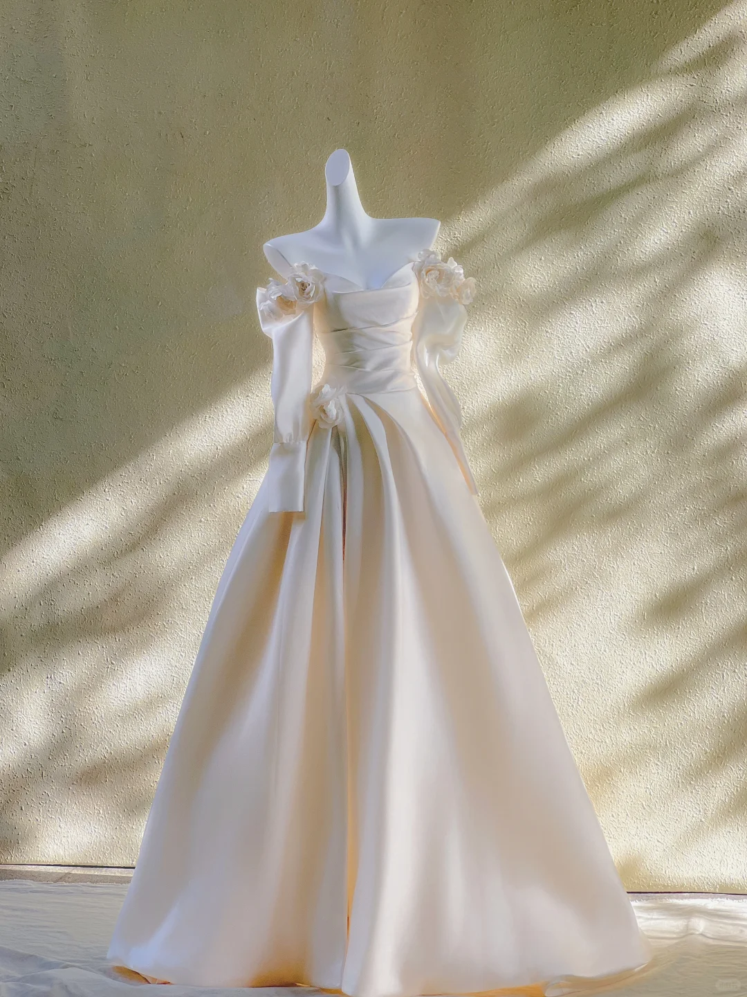 Pretty Wedding Dress Ball Gown Sweetheart Ivory Satin Long Sleeves Wedding Dresses Bridal Gowns WD005